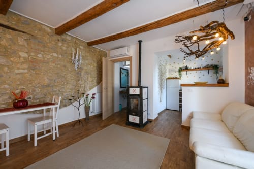 Rustico monolocale a Il Podere Prato a Predappio Alta con muri in pietra a vista, travi in legno e comfort moderni