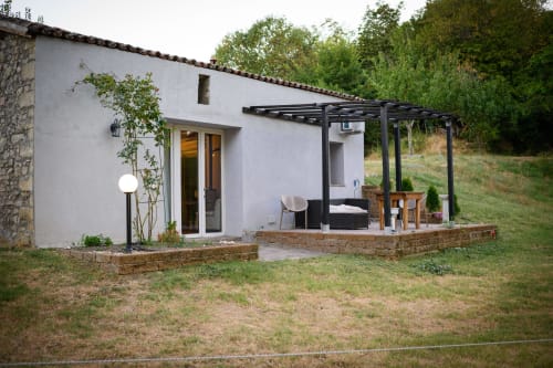 Cottage bianco moderno con pergolato a Il Podere Prato a Predappio Alta, con sedute in patio e vista sulla collina