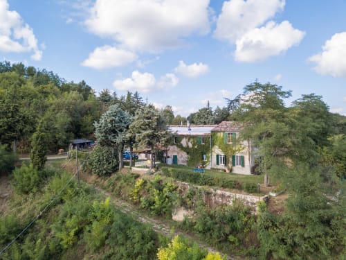 Il Podere Prato, tenuta rurale immersa nelle verdeggianti colline di Predappio Alta, con edifici in pietra dai tetti in cotto