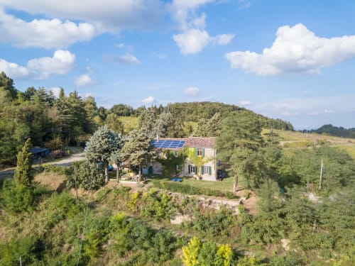 Villa di campagna Il Podere Prato ad Predappio Alta con pannelli solari, circondata da colline toscane e vigneti
