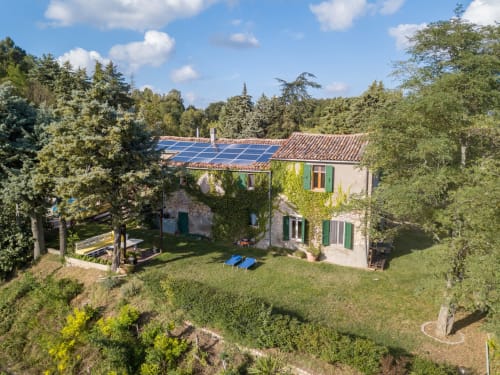 Il Podere Prato, rural hotel a Predappio Alta: villa in pietra con pannelli solari, giardini curati e cipressi