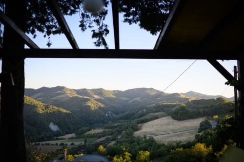Vista panoramica della valle dalla terrazza di Il Podere Prato, Predappio Alta, con colline ondulate e campi coltivati