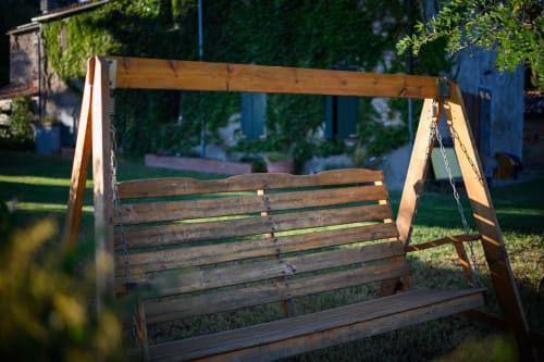 Panchina altalena in legno nel giardino di Il Podere Prato, Predappio Alta, Italia