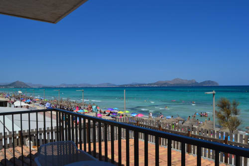 Vista dal balcone dell'Hotel Sa Roqueta a Can Picafort con il mare Mediterraneo turchese, spiaggia e isole lontane
