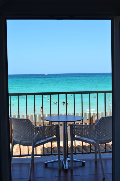 Balcone dell'Hotel Sa Roqueta con vista sul mare Mediterraneo turchese e la spiaggia di Can Picafort