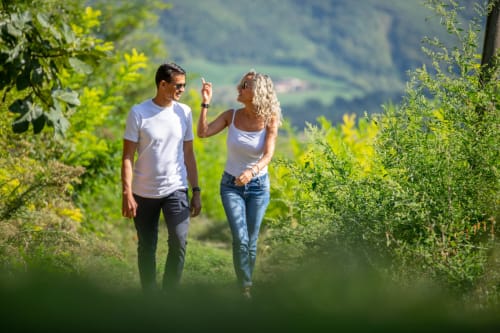 Coppia che corre su sentiero panoramico all'hotel Il Podere Prato a Predappio Alta, Italia con colline ondulate sullo sfondo