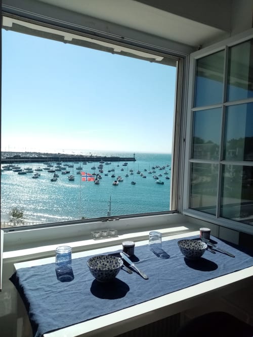 Petits déjeuners vue mer et sur le port