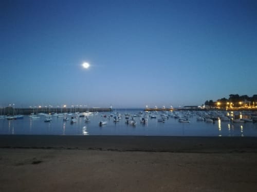 la lune sur le port