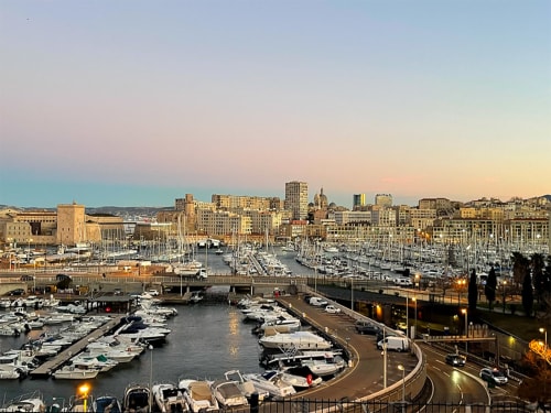 Le port de Marseille au coucher de soleil avec voiliers, bâtiments historiques et skyline près de Campagne d'Albert