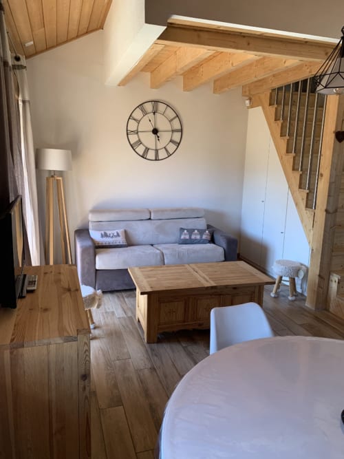 Salon du studio Ptilou B36 avec canapé convertible de haut de gamme. location la Joue du loup, Oreeduloup, Studio Ptilou B36 2/4pers., vue montagne, ski, chalet grand loup mélèzes des chaumates,