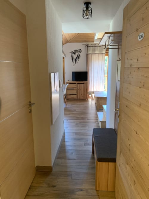 Entrée du studio a loué dans résidence proche des pistes à la station joue du loup. location la Joue du loup, Oreeduloup, Studio Ptilou B36 2/4pers., vue montagne, ski, chalet grand loup mélèzes des chaumates,