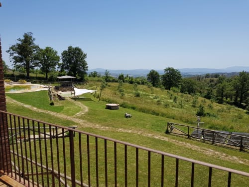 Vista dell'appartamento Casale di Poggioferro con panorama sulla campagna toscana, piscina e giardini