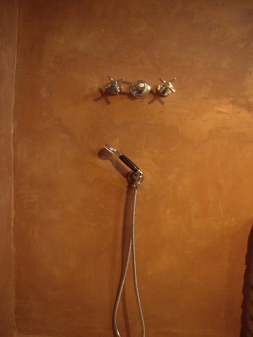 Sanitari da bagno vintage a parete nell'appartamento Casale di Poggioferro, Toscana