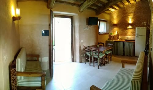 Spazioso appartamento a Casale di Poggioferro con zona pranzo, cucina e travi a vista