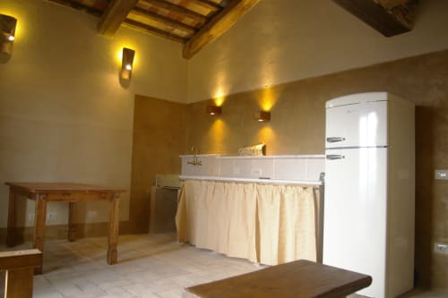 Cucina rustica di Casale di Poggioferro con frigorifero vintage, travi in legno e illuminazione calorosa