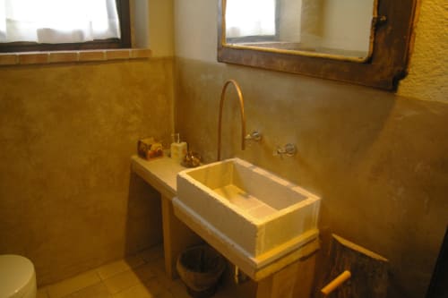 Lavabo rustico a Casale di Poggioferro, B&B in Toscana, con piano in pietra e rubinetto vintage