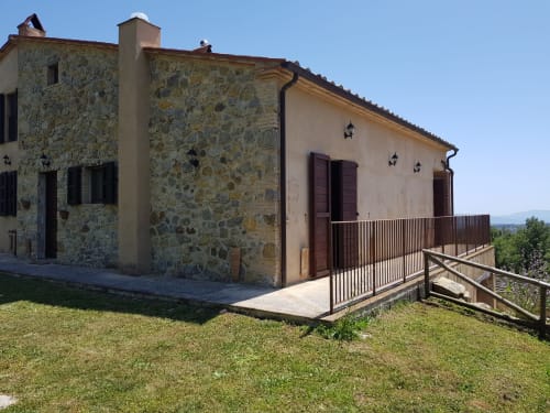 Casale di Poggioferro, appartamento in pietra con terrazza e cancellata in legno in Toscana