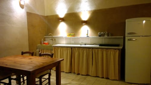 Cucina vintage a Casale di Poggioferro con tavolo in legno, tende gialle e elettrodomestici retrò a Poggioferro, Italia