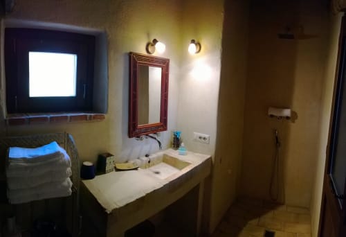 Bagno del Casale di Poggioferro B&B in Toscana con doppio lavabo, specchio e illuminazione calda