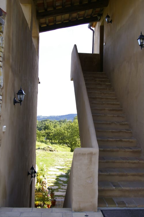 Ingresso con scala al Casale di Poggioferro con vista sulla campagna toscana, GR Italia