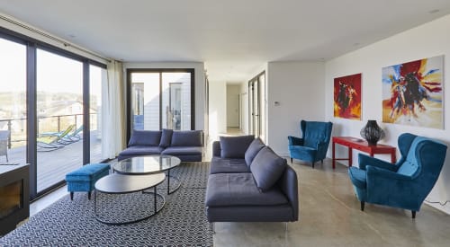 Salon spacieux de la Villa Gabrielle, décoré avec goût et offrant une vue imprenable sur les falaises et la mer.