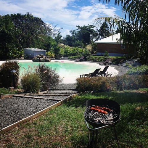 Vue sur le lagon artificiel des cottages du Lagon, avec son barbecue
