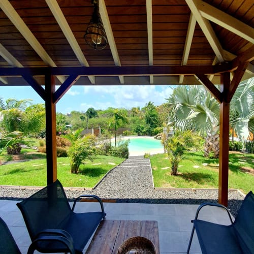 Vue imprenable sur le lagon artificiel depuis le salon extérieur des cottages du lagon