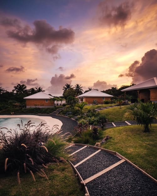 coucher de soleil sur les cottages du lagon