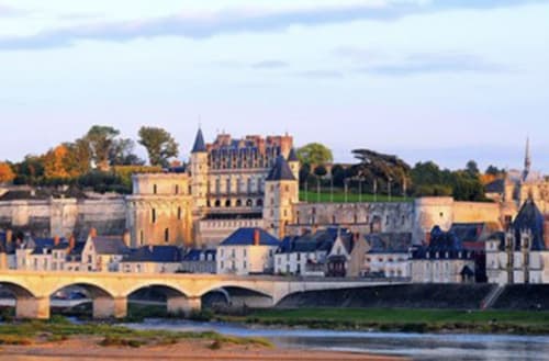Schloss Amboise über der Loire mit historischer Steinbrücke, Bracieux Frankreich