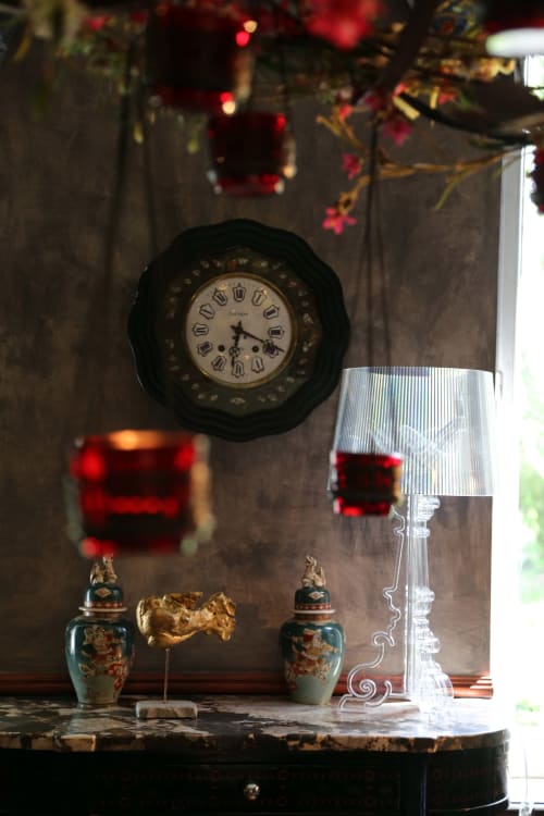 Horloge ornementale et vases décoratifs à la maison d'hôtes Le Grand Duc à Valenciennes, France