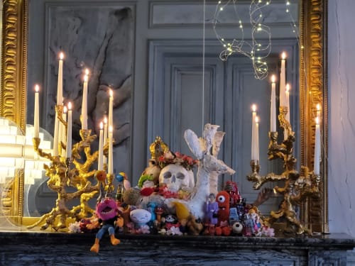 Décoration festive du Grand Duc avec candélabres dorés ornementés, décor à motifs de crâne et personnages joyeux à Valenciennes