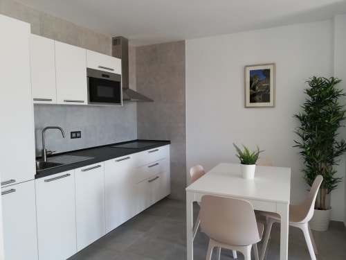Cocina y comedor moderno en el apartamento El Faro De Los Genoveses, San José, Almería