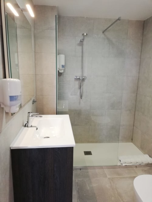 Baño moderno en apartamento El Faro, San José, Almería con ducha a ras de suelo y lavamanos