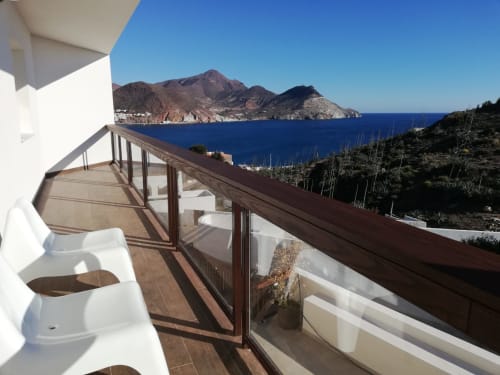 Balcón con vistas al mar, montañas y Mediterráneo azul en El Faro de los Genoveses, Almería