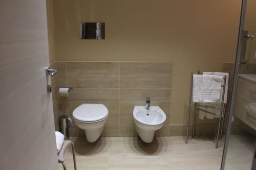 Agrigento, bagno privato camera doppia con bidet, lavandino e asciugamani - B&B L'Alba sui Templi in Sicilia.