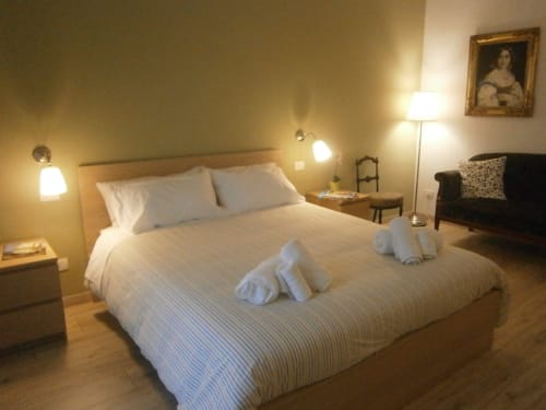 Agrigento, camera matrimoniale con vista Templi e mare, scrivania e bagno privato - B&B L'Alba sui Templi in Sicilia.
