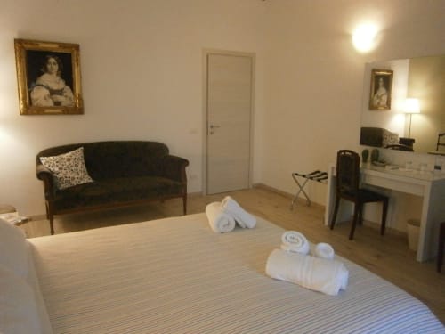 Agrigento, camera matrimoniale con vista Templi e mare, servizio di cortesia e appendiabiti - B&B L'Alba sui Templi in Sicilia.