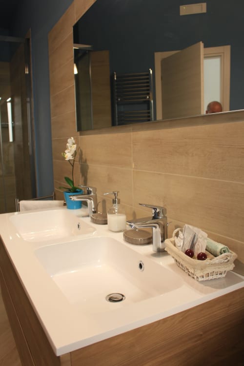 Agrigento, bagno privato suite quadrupla con asciugamani e set di cortesia - B&B L'Alba sui Templi in Sicilia.