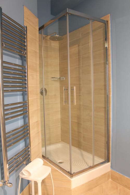 Agrigento, bagno privato suite quadrupla con doccia e asciugamani - B&B L'Alba sui Templi in Sicilia.