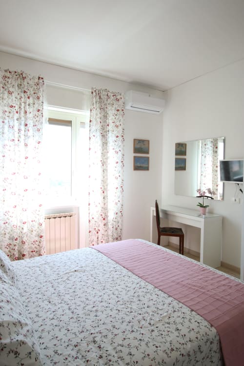 Agrigento, camera matrimoniale con vista Templi e mare, scrivania e TV - B&B L'Alba sui Templi in Sicilia.