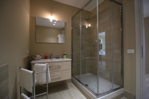 Agrigento, bagno privato camera matrimoniale con doccia, lavandino e set di cortesia - B&B L'Alba sui Templi in Sicilia.