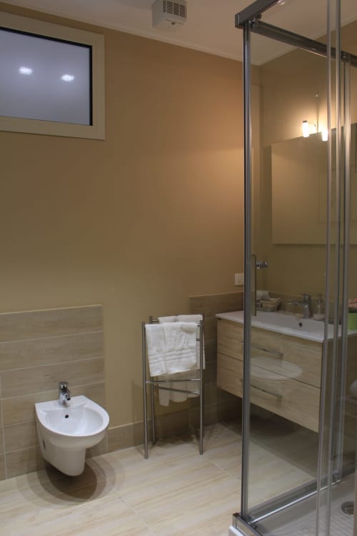 Agrigento centro, bagno privato camera matrimoniale con bidet, lavandino e asciugamani - B&B L'Alba sui Templi in Sicilia.