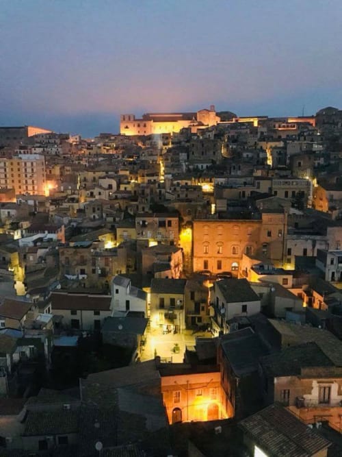 Vista su Agrigento centro di notte dal B&B L'Alba sui Templi, Sicilia.