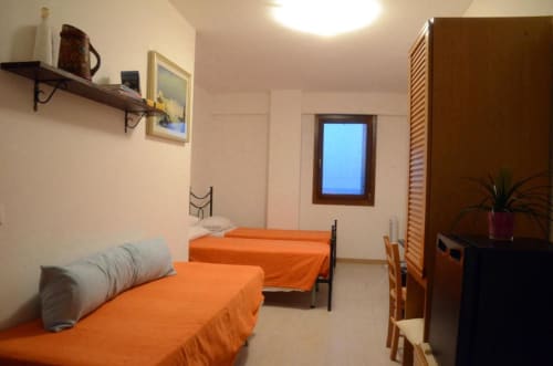 Dreibettzimmer mit 3 Einzelbetten, eigenem Bad, Minibar und Kleiderschrank - B&B Pontemare in Collemarino, Ancona, Marche.