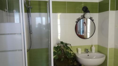 Dreibettzimmer mit eigenem Bad, Bidet, Dusche, Handtücher, Waschbecken und Haartrockner - B&B Pontemare in Collemarino, Ancona, Marken.