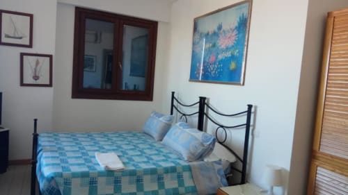 Doppelzimmer mit eigenem Bad, Dusche und Handtücher, Klimaanlage und Fernseher vorhanden - B&B Pontemare in Collemarino, Ancona, Marche.