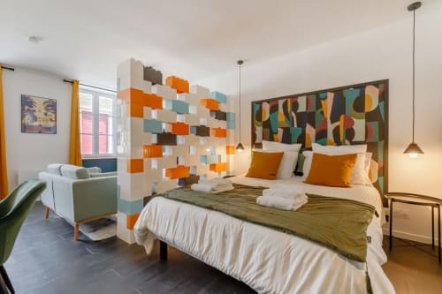 lit queen size avec literie de qualité