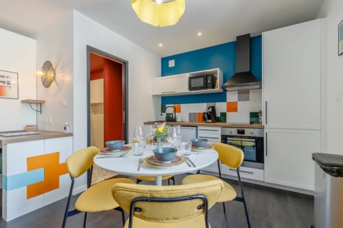 coin repas et cuisine dans studio a louer