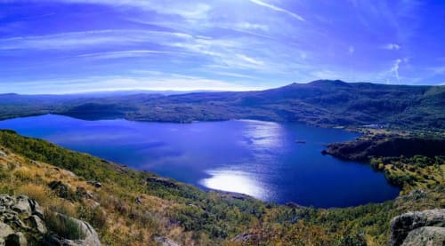 Lago de Sanabria cercado por montanhas e florestas perto de Vigo, Zamora, Espanha - paisagem natural cênica
