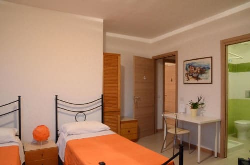 Dreibettzimmer mit 3 Einzelbetten, eigenem Bad, Schreibtisch und Kleiderschrank - B&B Pontemare in Collemarino, Ancona, Marche.